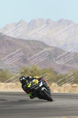 media/Oct-30-2025-Racers Edge (Thu) [[dabbdaf680]]/3-B Group/Session 2 (Turn 14)/